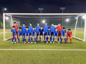 中部大学サッカー部の樋口有斗選手とTRAUM SV中部大学ジュニアユースの選手たち