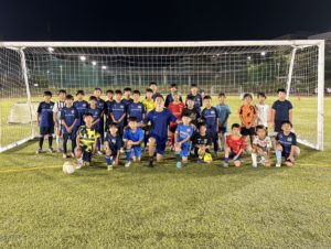 中部大学サッカー部の樋口有斗選手と中部大学サッカースクール×トラウムトレーニングの選手たち